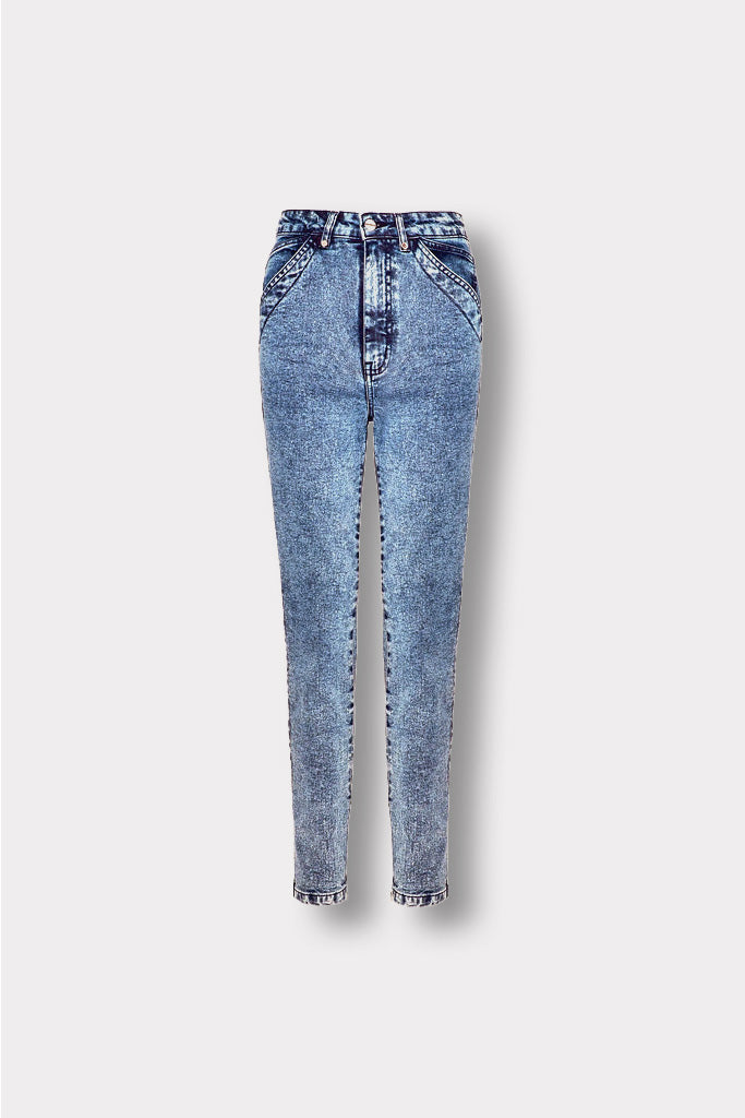 Front view of the blue acid wash skinny jeans, laid flat