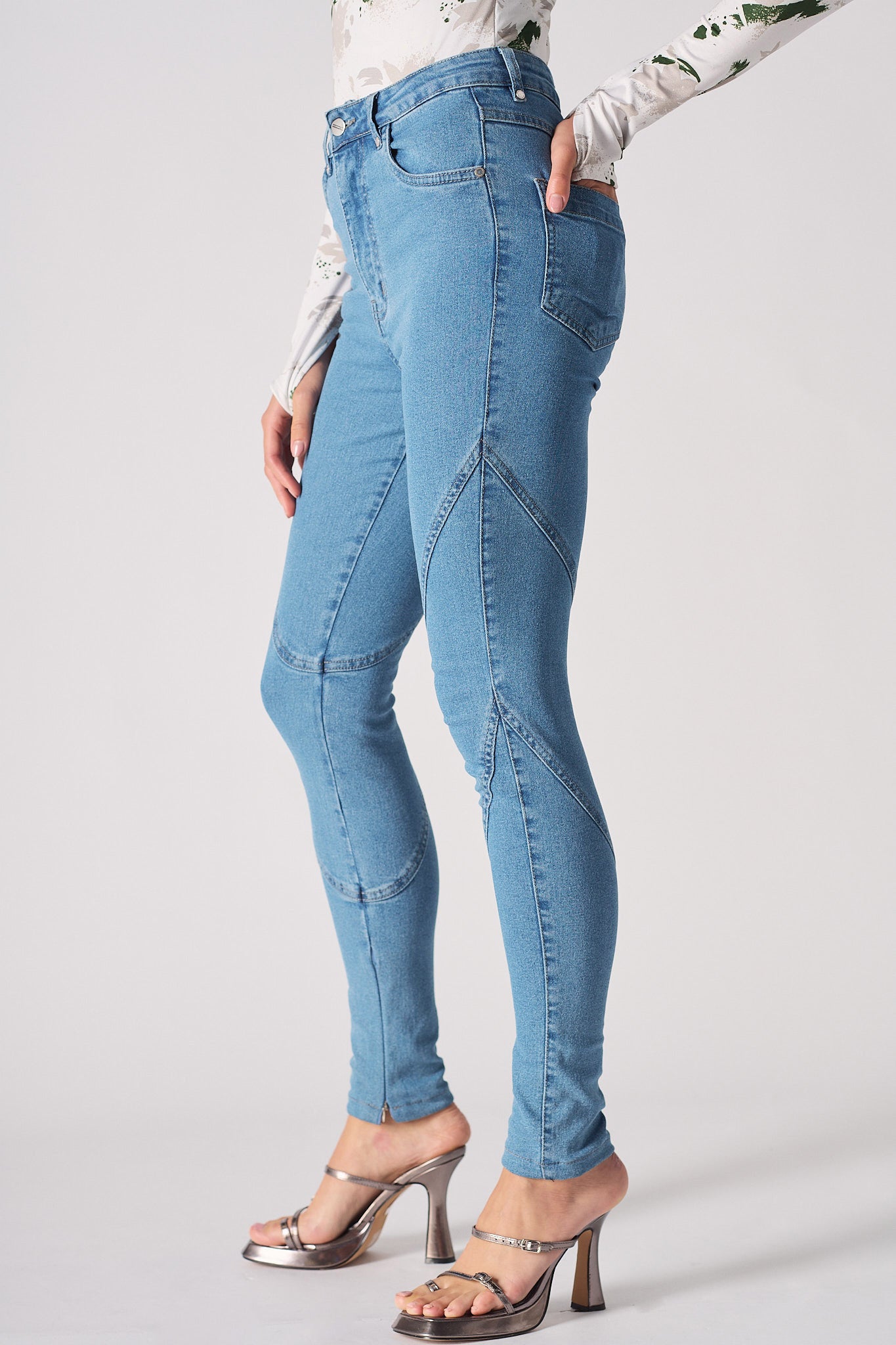 Side view of the women's blue skinny jeans highlighting the contrast stitch.