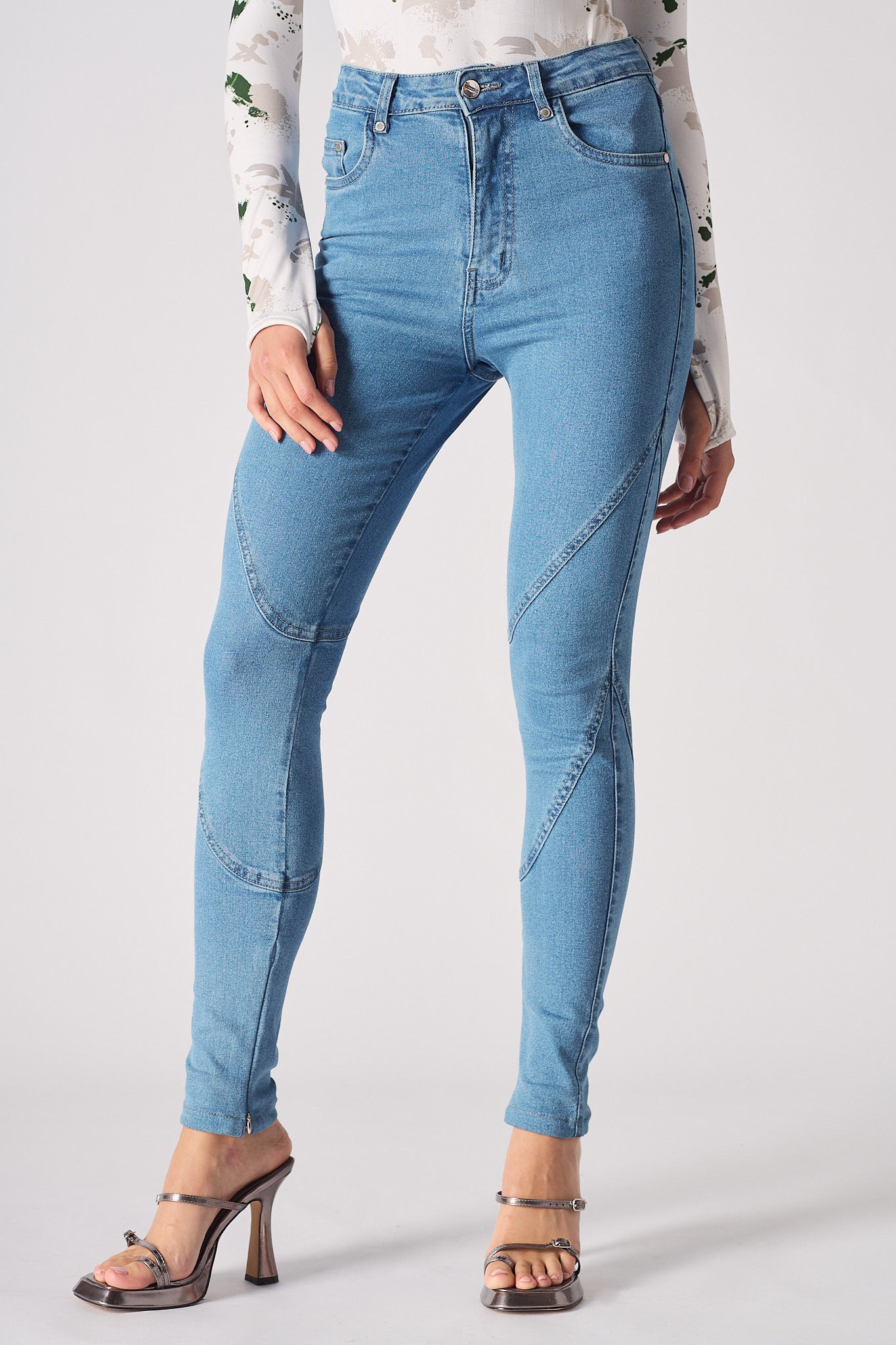 Front view of the women's blue high-waisted skinny jeans with contrast stitch detail.