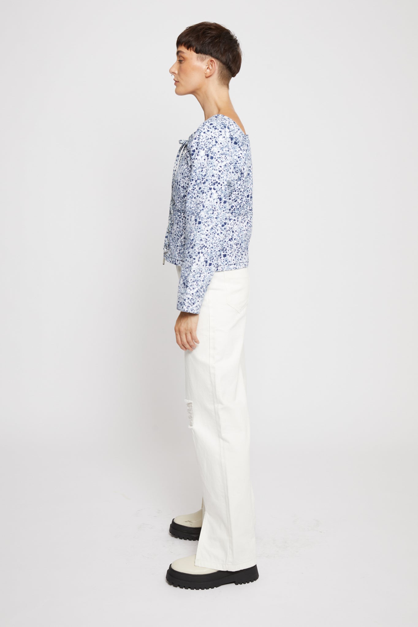 Side profile of a model showing the fit of the blue marble print top.