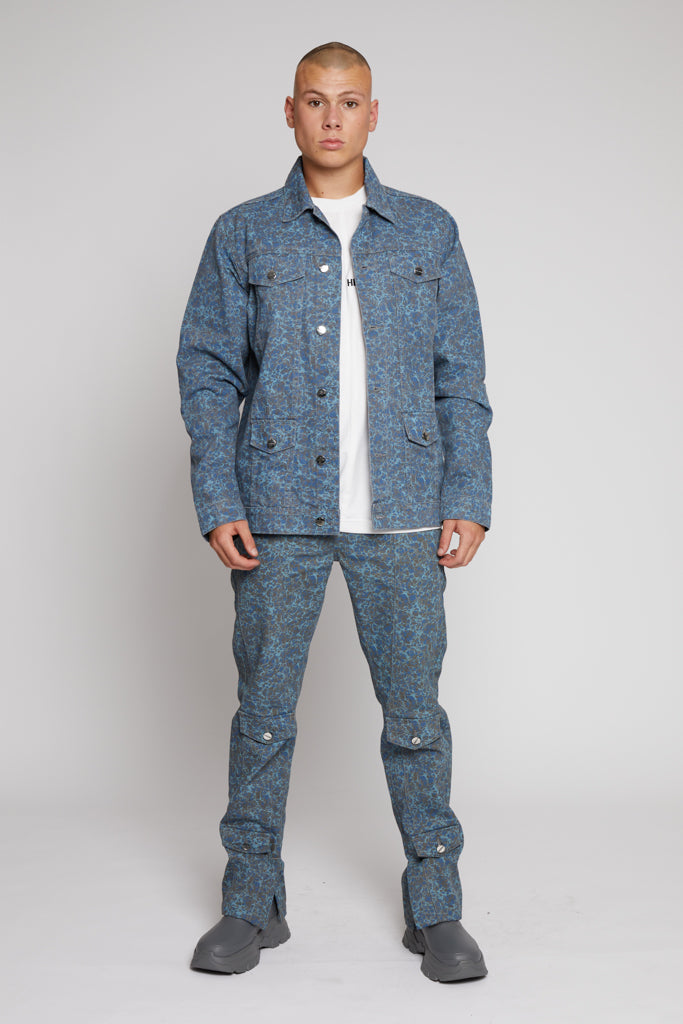 A model wearing the men's speckled print jacket with matching jeans