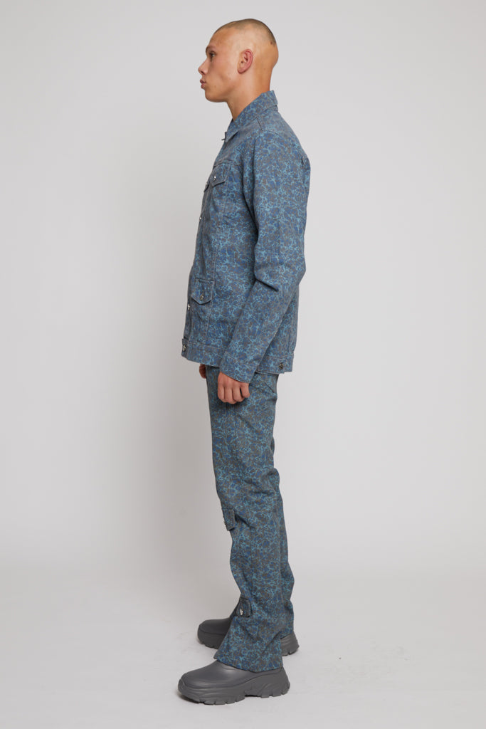 Side profile view of a model wearing the men's speckled print jacket