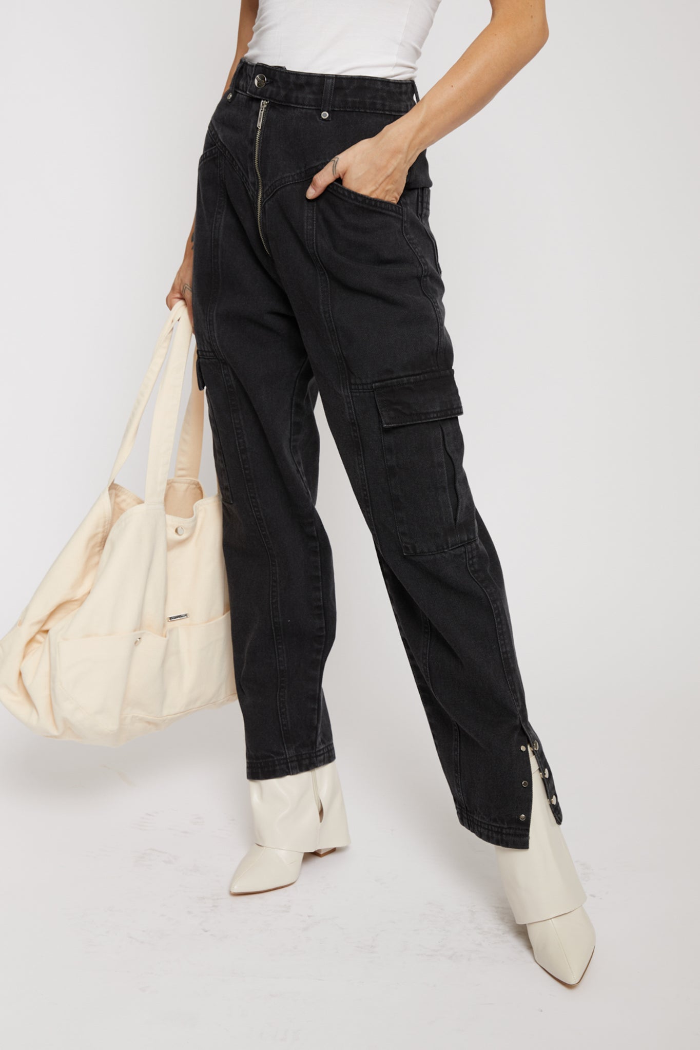 Close-up of the women's ecru tote bag held by a model